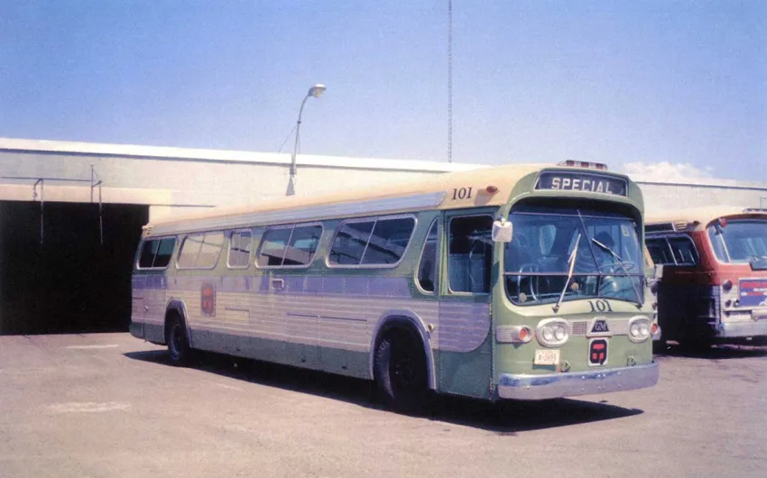 Autobus Marque GM - Modèle New-Look Suberban - 1966