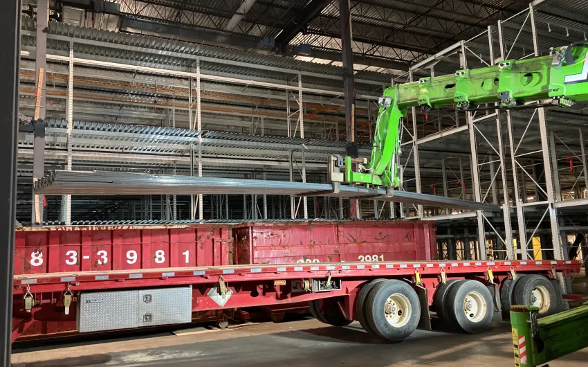 Les matériaux sont déposés directement sur un camion à l'intérieur du centre