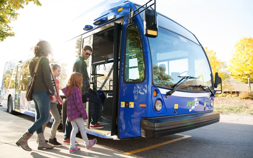Autobus RTC embarquement famille