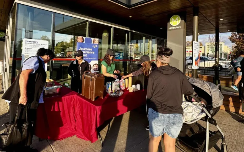 Des employés du RTC remettent du café à des clients à un kiosque. 