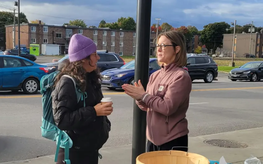 Une directrice du RTC discute avec une cliente. 