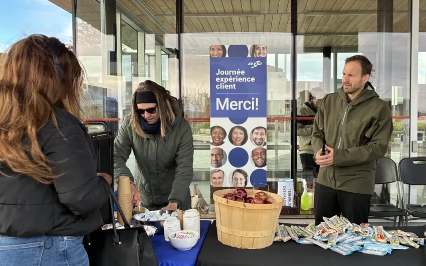 Le président du RTC, Yannick Fauteux, discute avec une cliente à un kiosque.