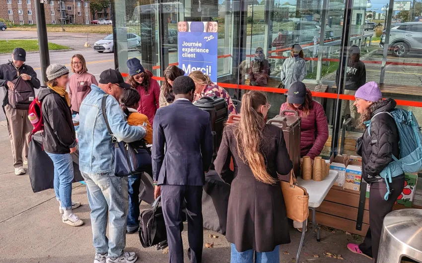 Clients à un kiosque.
