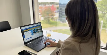 Photo d'une jeune femme qui regarde le site Web du RTC.