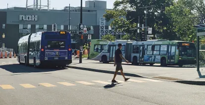 Une personne traverse au passage pour piétons dans un terminus.