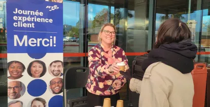 Une employée du RTC tend un café à une cliente. 