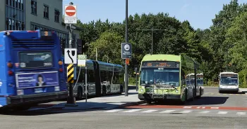 Le Métrobus 805 en direction de Point-de-Sainte-Foy.