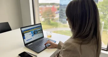 Photo d'une jeune femme qui regarde le site Web du RTC.