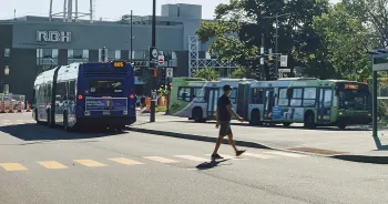 Une personne traverse au passage pour piétons dans un terminus.
