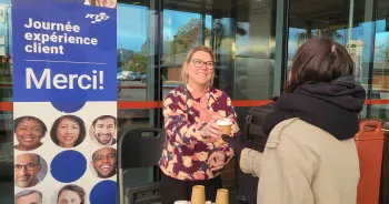 Une employée du RTC tend un café à une cliente. 