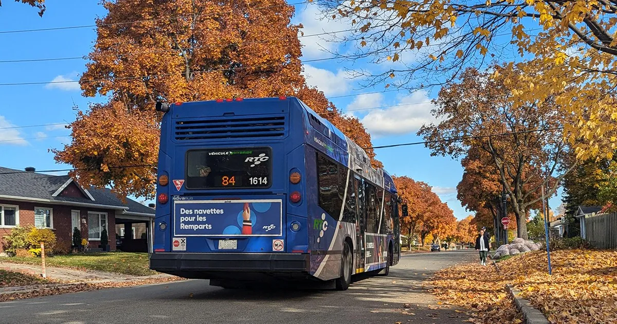Autobus circulant dans un quartier de la ville de Québec