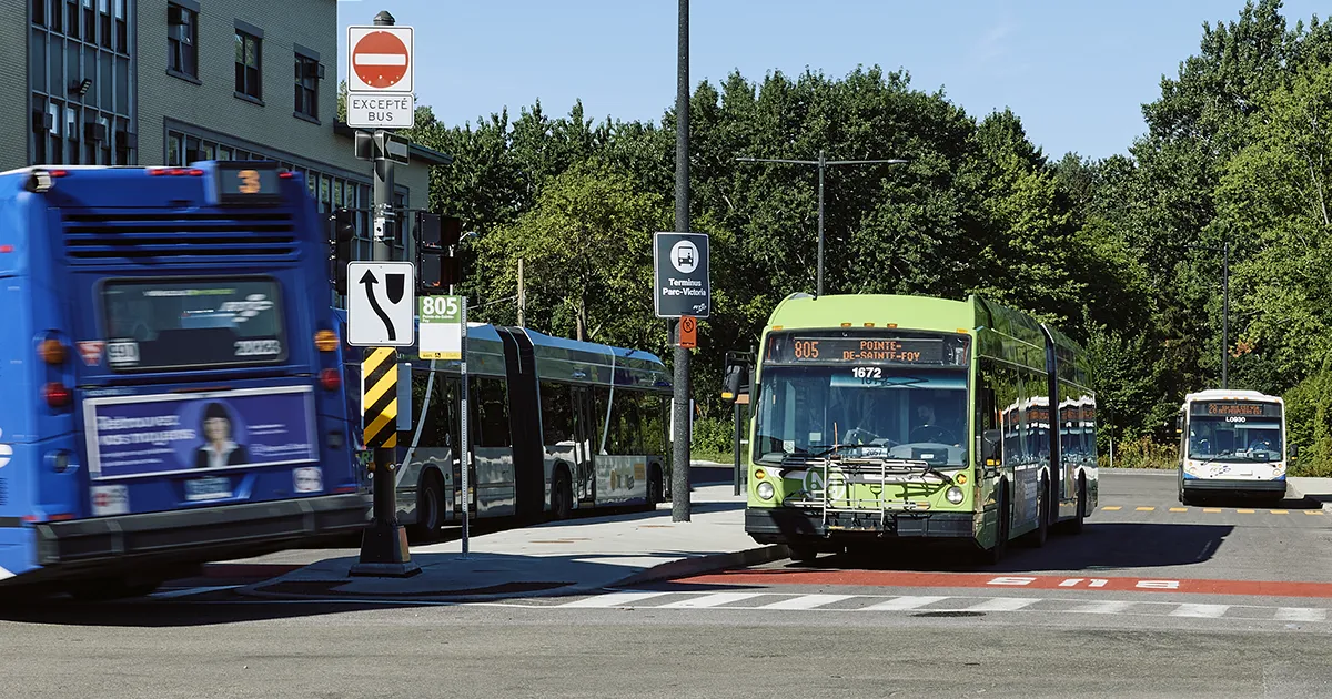Le Métrobus 805 en direction de Point-de-Sainte-Foy.