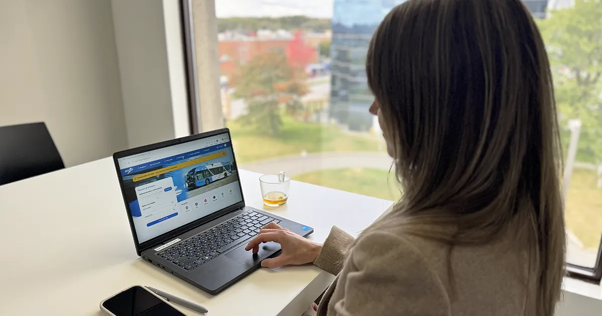 Photo d'une jeune femme qui regarde le site Web du RTC.