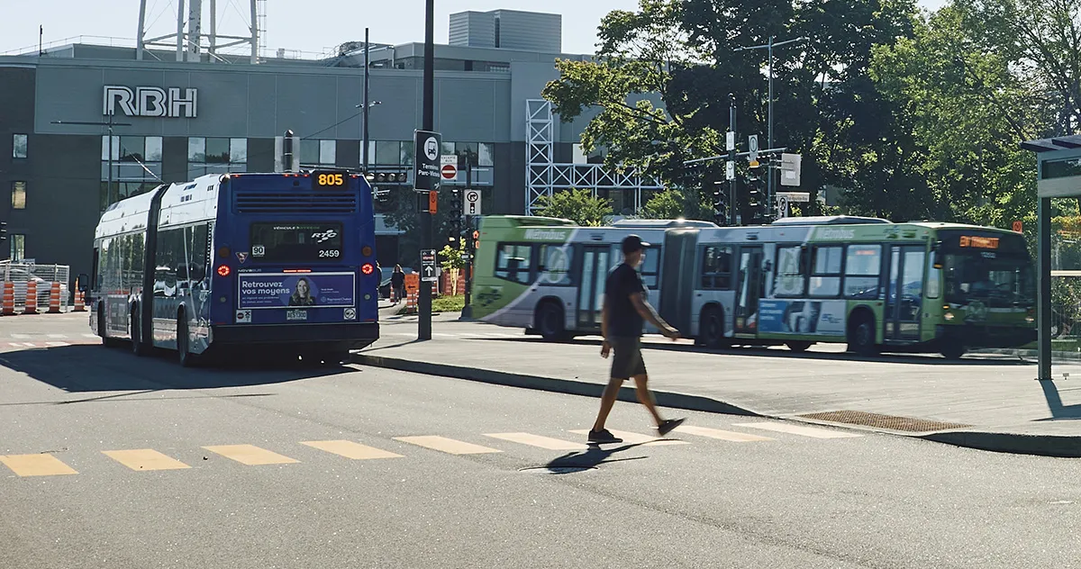 Une personne traverse au passage pour piétons dans un terminus.